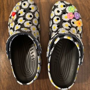 Crocs classics daisys